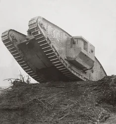 Ein Panzer führt die Infanterie in die Schlacht und durchbricht die Drahtverhaue